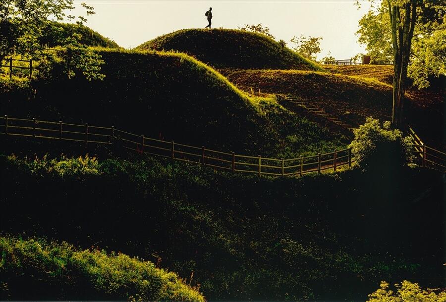 正一位「夕陽の千塚古墳群を往く」渡辺征二郎様の写真