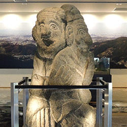 ロビーに展示された重要文化財の石人像の写真