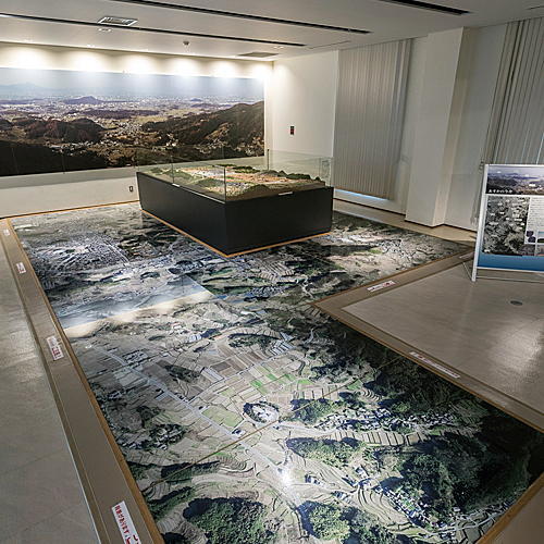 空中散歩の気分を味わえる500分の1の飛鳥地域の復原模型と航空写真の展示の写真