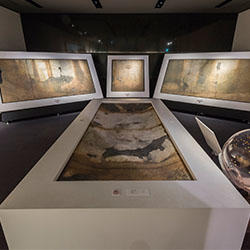 キトラ古墳壁画の陶板レプリカ展示の写真