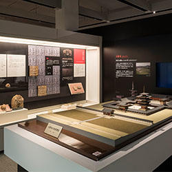 川原寺模型と磚仏の展示の写真