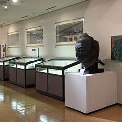 瓦や出土品、仏頭の複製品の展示の写真