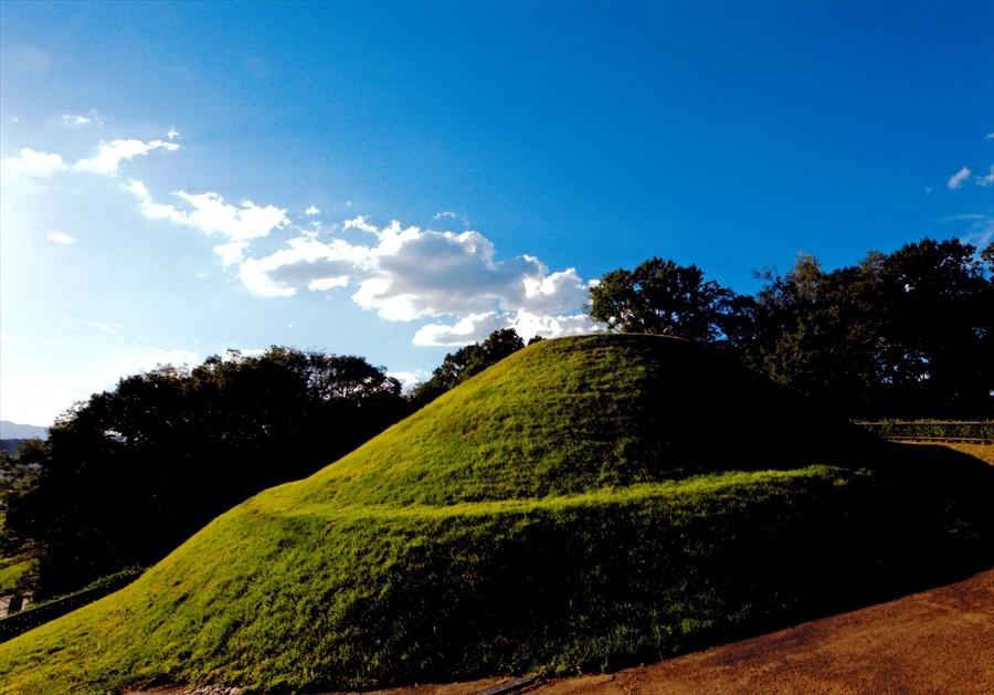 正三位「雲湧く高松塚古墳」山本弘様の写真