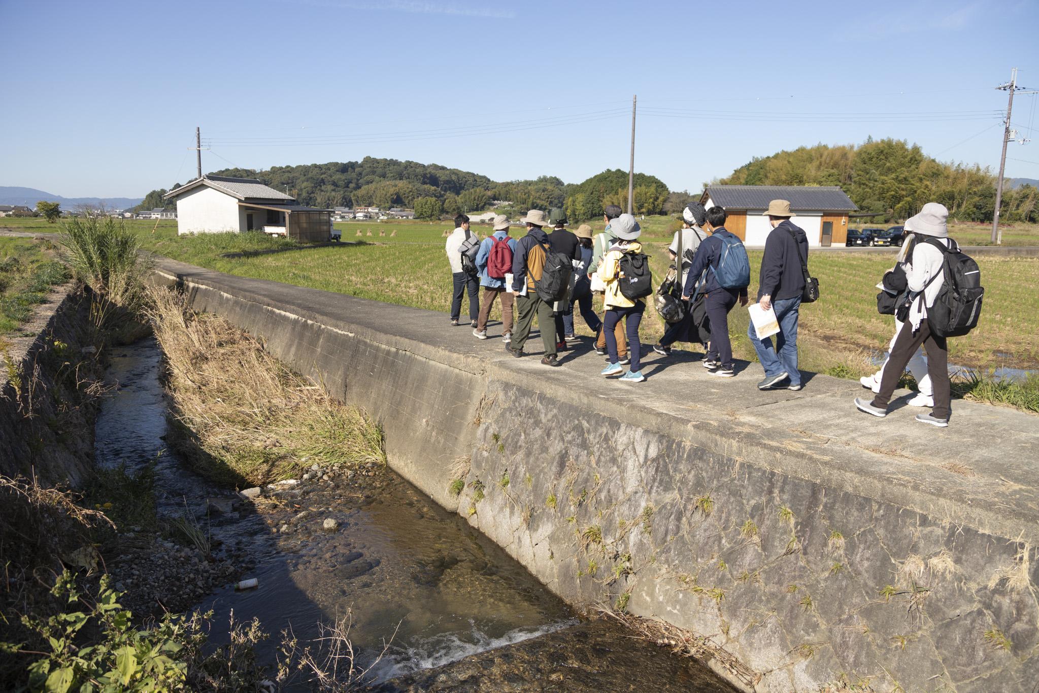 研究員と参加者が歩く画像