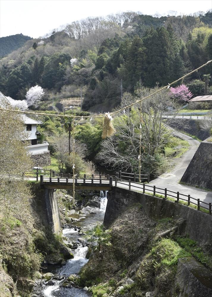 飛鳥川にかかるいなぶち集落のおづな