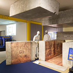 実物大石室模型展示の写真