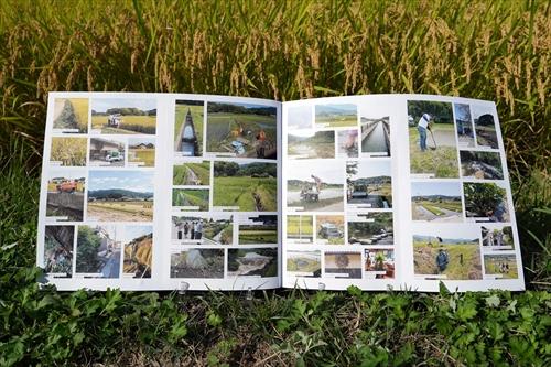 図録をひらいた写真