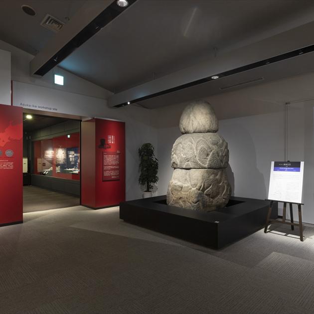 須弥山石と飛鳥池工房遺跡の展示の写真