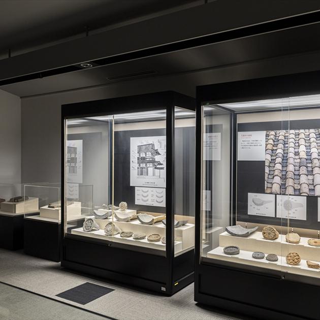 飛鳥時代の瓦や磚などの展示の写真