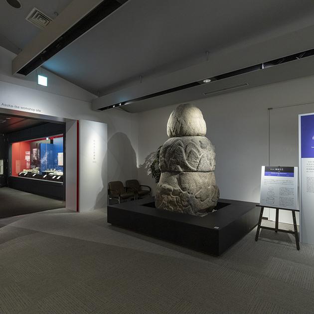 須弥山石と飛鳥池工房遺跡の展示の写真