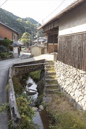 かやのもりの道沿いの水路にある洗い場の画像