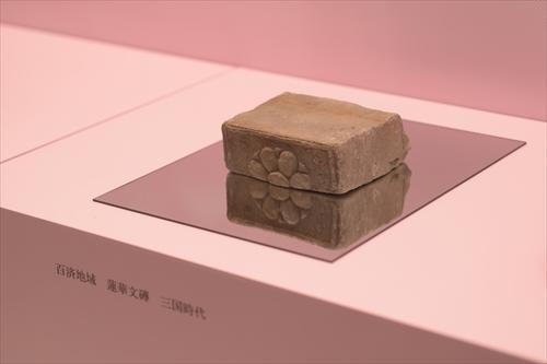 鏡の上に蓮華もんせんを置き、磚を重ねた時の様子がわかるように展示している画像