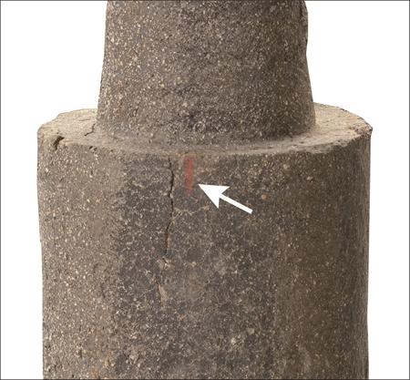土管に書かれた朱線の位置を矢印で示した画像