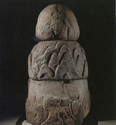 館内の実物の須弥山石の写真