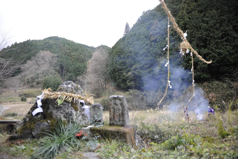 福石の背景にうつるめづなの写真