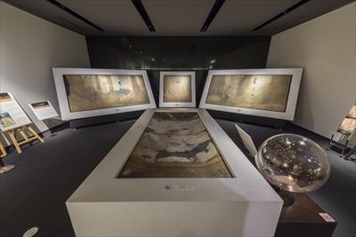 飛鳥資料館のキトラ古墳壁画の陶板展示風景の写真