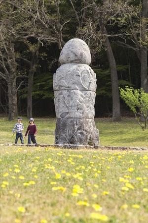 資料館庭にて、二人の子供と須弥山石の写真