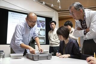 星野研究員から説明を聞く参加者の写真