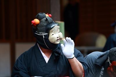 飛鳥にいます神社のおんだまつりのお多福の写真。