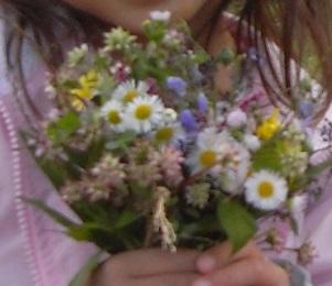 子供が花を持つ写真
