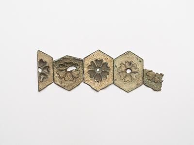 六弁の花が真ん中に施された六角形の飾り金具の画像