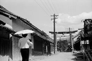 昭和20年代後半の飛鳥坐神社参道の写真