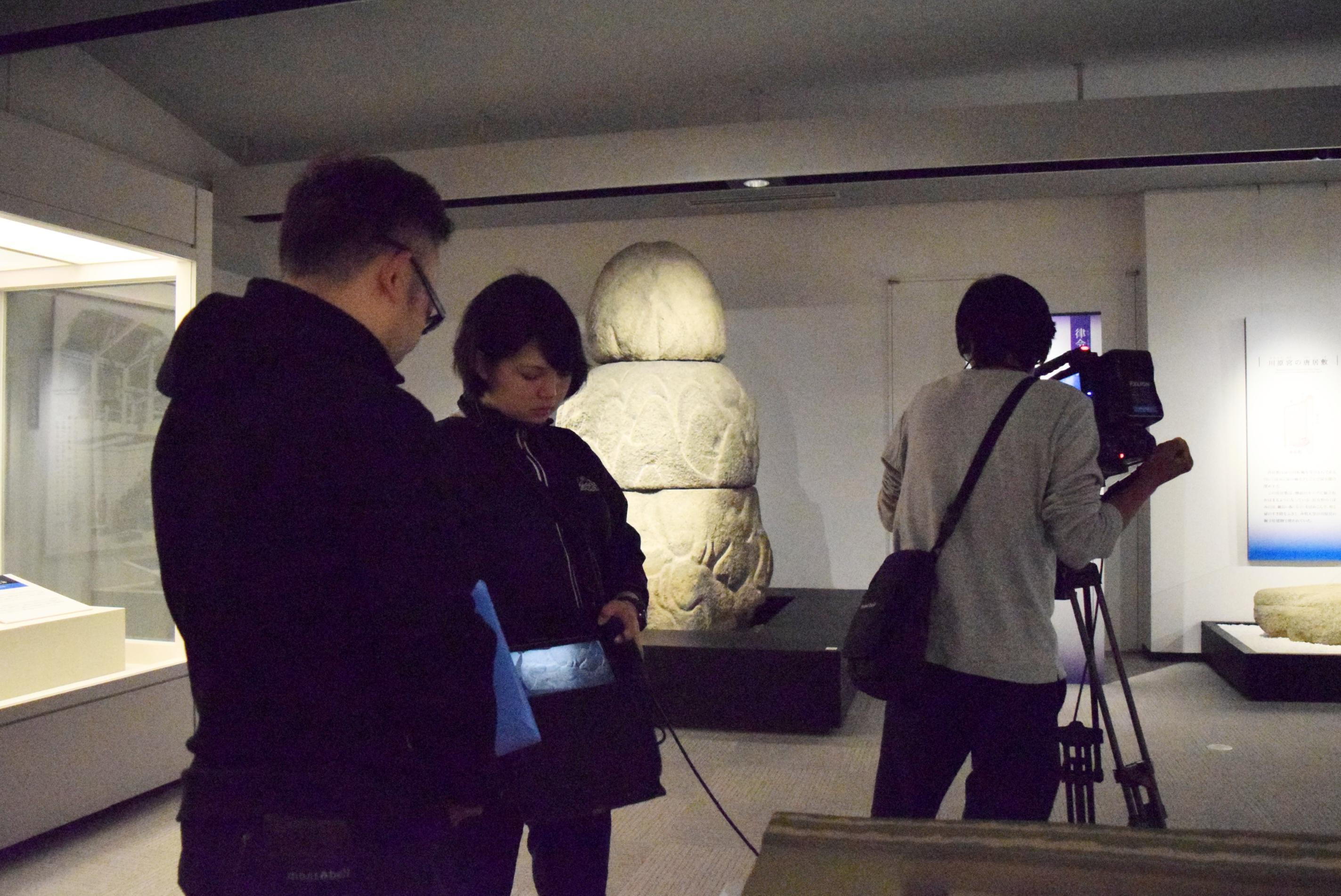 館内の須弥山石を撮影している写真
