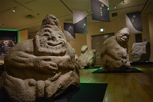 展示室に置かれた猿石の模造の写真