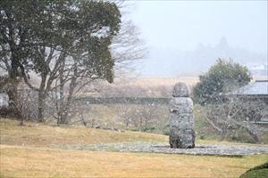 雪が舞う庭園の写真