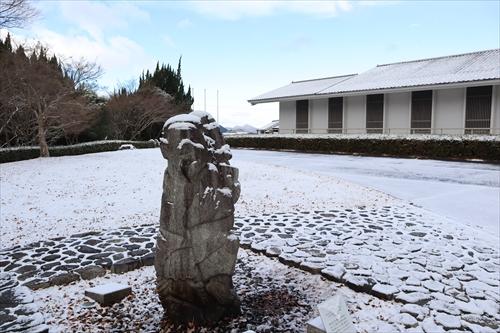 石人像に雪が積もった画像