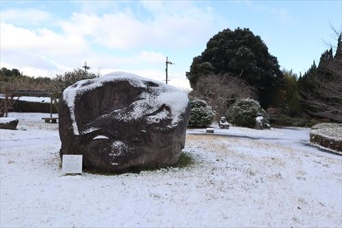 亀石に雪がつもった画像