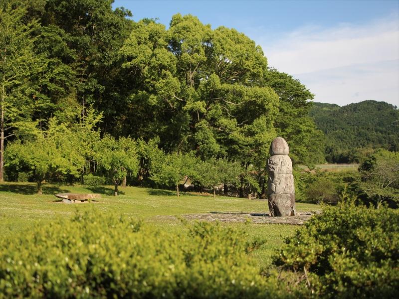 庭園と須弥山石の写真