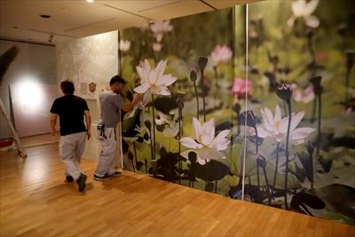 ハスの花の大きな壁面パネルを設置しているところの写真