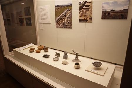 出土した土器の展示の写真