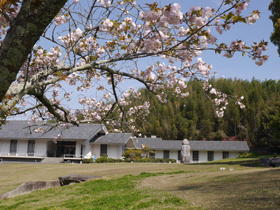 資料館外観と八重桜の写真