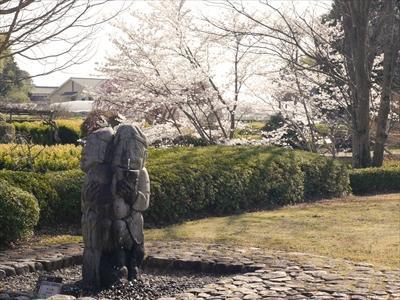 庭園の石人像の写真