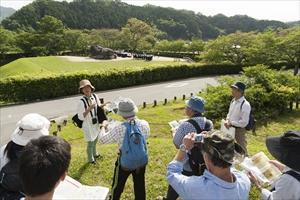 石舞台付近での解説風景の写真