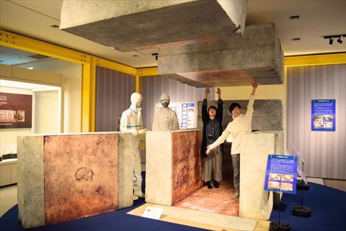 高松塚古墳石室解体模型の中に入るスタッフの写真