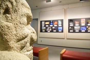 猿石の模型と写真展示の様子の写真