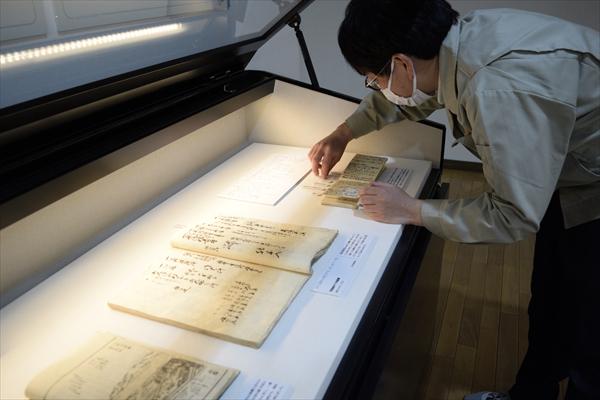 展示品を並べるようす