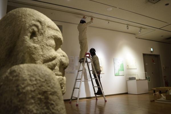 会場の照明を設置するようす