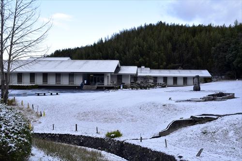 雪がつもった庭園と建物の画像