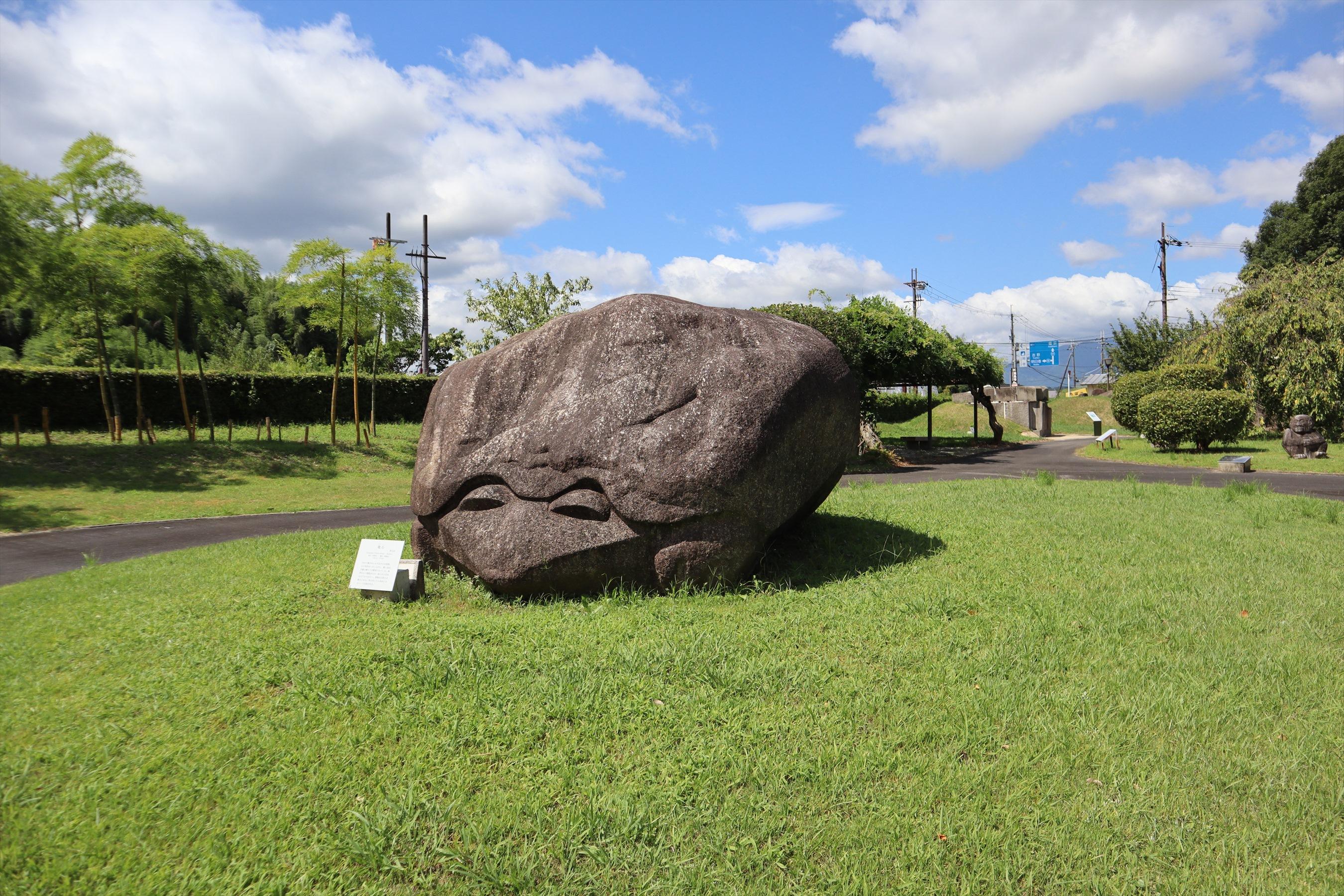 夏らしい日に撮った資料館庭の亀石の写真