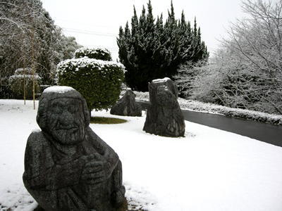 雪の積もる猿石の写真