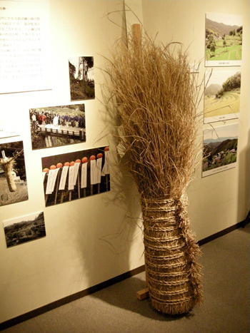 館内に展示された男綱の写真