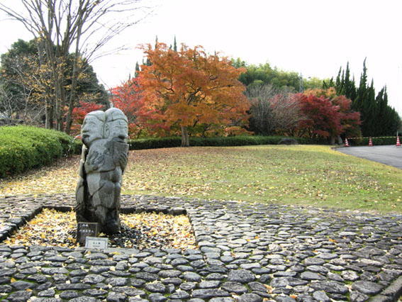 庭園の石人像の写真