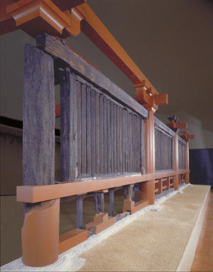 復元された山田寺東回廊の写真