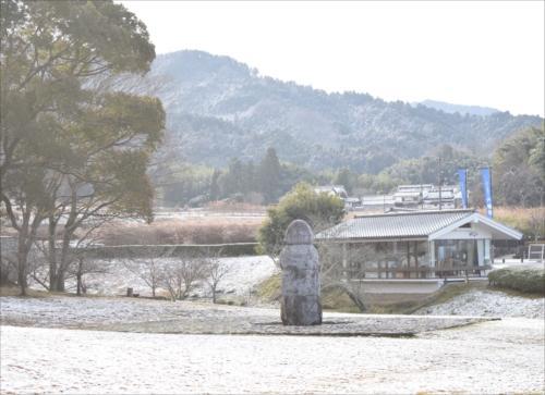 雪化粧の庭園の様子の写真