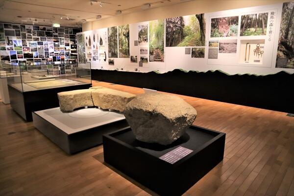 遺跡出土の飛鳥の石の展示写真
