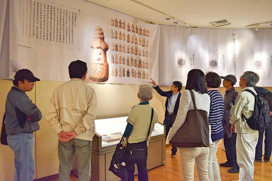 展示室での解説風景の写真